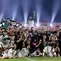 Para pemain, pelatih, dan ofisial Persebaya Surabaya berpose bersama trofi usai memastikan diri menjadi juara Piala Presiden 2026 di Stadion Kapten I Wayan Dipta, Gianyar, Bali, Kamis (6/8/2026). Bajul Ijo mengunci gelar perdana setelah mengalahkan Persib Bandung 6-5 lewat adu penalti usai bermain imbang 1-1 hingga babak tambahan waktu. (KapanLagi.com/Budy Santoso)