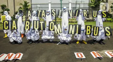 Aktivis Walhi saat menggelar aksi damai di depan Gedung MPR/DPR/DPD, Jakarta, Kamis (9/7/2020). Dalam aksinya mereka menyerukan untuk menolak dan menghapus RUU Omnibus Law Cipta Lapangan Kerja. (Liputan6.com/Johan Tallo)