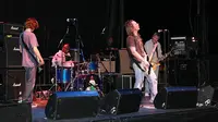 Soul Asylum di Urbana, Illinois. Kedua dari kiri: Michael Bland (drum), tengah depan: Dave Pirner (vokalis), kanan: Dan Murphy (gitaris). (Via Wikimedia Commons/Daniel Schwen)