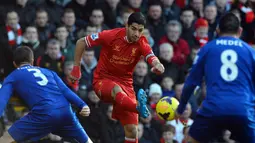 Striker Liverpool Luis Suarez di hadang Pemain Cardiff City Andrew Taylor dan Gary Medel pada pertandingan sepak bola Liga Utama Inggris antara Liverpool dan Cardiff City di stadion Anfield. Sabtu 21 Desember 2013.(AFP/Paul Ellis).