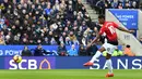 Striker Manchester United, Marcus Rashford mencetak gol ke gawang Leicester City saat bertanding pada Premier League di King Power Stadium, Leicester, Inggris, Minggu (3/2). Gol tunggal Rashford bawa MU taklukkan Leicester. (Ben STANSALL/AFP)