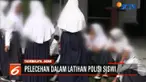 Para korban mengaku, mereka dipaksa membuka baju secara bersamaan di dalam kelas hingga hanya mengenakan pakaian dalam sambil dibentak dan ditertawakan.