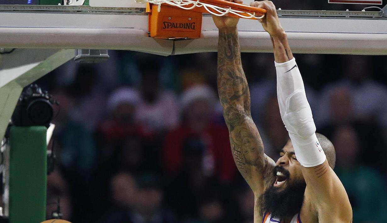 Pebasket Phoenix Suns, Tyson Chandler, memasukkan bola saat pertandingan melawan Boston Celtics pada laga NBA di Stadion TD Garden, Boston Minggu (3/12/2017). Boston Celtics menang 116-111 atas Phoenix Suns. (AP/Michael Dwyer)