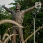 Patung Kosmonaut Rusia Yuri Alekseyevich Gagarin atau akrab disebut Yuri Gagarin yang diletakkan di Taman Mataram, Kebayoran Baru, Jakarta, Minggu (14/3/2021). Pemberian hadiah patung itu menjadi penanda 70 tahun hubungan bilateral antara Indonesia-Rusia atau Uni Soviet. (Liputan6.com/Faizal Fanani)