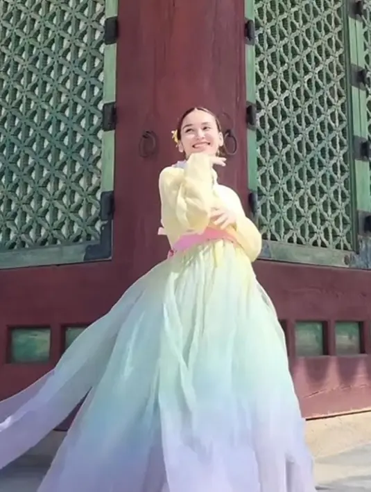 Pelantun tembang Alamat Palsu juga memancarkan pesona cantik yang memikat. Dalam foto-fotonya, Ayu Ting Ting terlihat begitu menawan dan tampak bahagia. (Liputan6.com/IG/@ayutingting92)