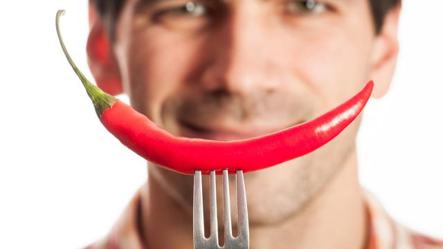 Kenapa Makanan Pedas Bisa Menyebabkan Sakit Perut? (Oleksandr Rybitskiy/Shutterstock)