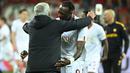 Pemain AS Roma, Tammy Abraham (kanan), memeluk Jose Mourinho setelah berhasil menahan imbang Bayer Leverkusen dengan skor 0-0 (agregat 1-0) di BayArena, Jumat (19/05/2023) dini hari WIB. The Special One girang bukan kepalang telah berhasil membawa AS Roma dua musim berturut-turut tampil di final kompetisi Eropa. (AFP/Ina Fassbender)