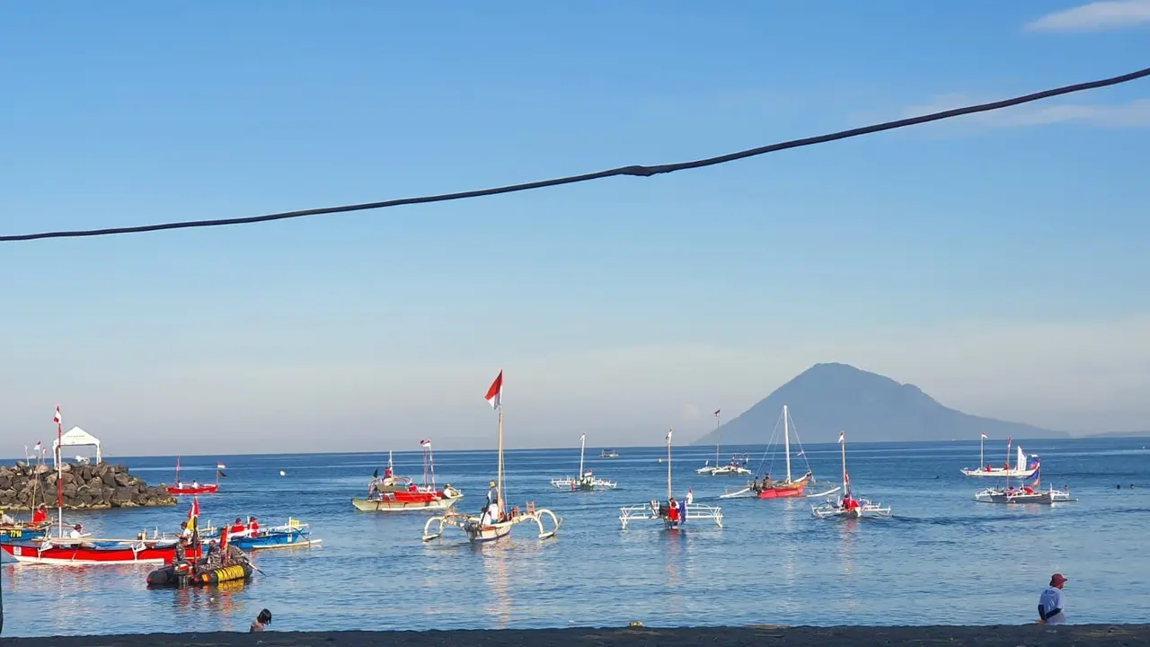 Pemilihan lokasi Lomba Perahu Layar, yakni Manado, karena merupakan titik yang dulunya terbentuk akibat adanya Jalur Rempah Nusantara di masa lalu.