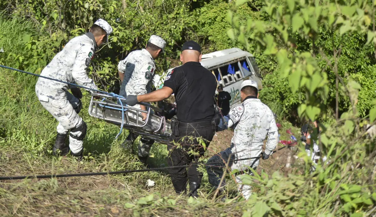 Bus yang mengangkut sekitar 40 orang di dalamnya itu sedang dalam perjalanan dari Mexico City menuju barat laut Tijuana, yang berbatasan dengan San Diego, tempat di mana banyak migran berusaha mencari perlindungan di Amerika Serikat. (Handout / Security and Civil Protection Secretary for Nayarit State / AFP)