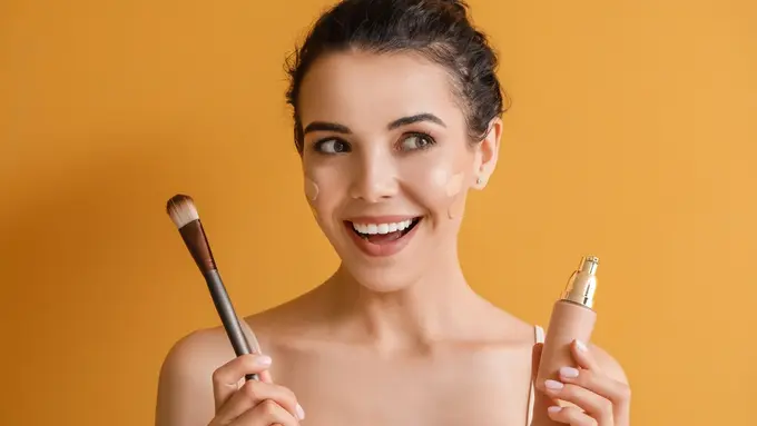 Kesalahan Menggunakan Foundation yang Seharusnya Dihindari, Bisa Bikin Makeup Jadi Crack dan Cakey Lho!