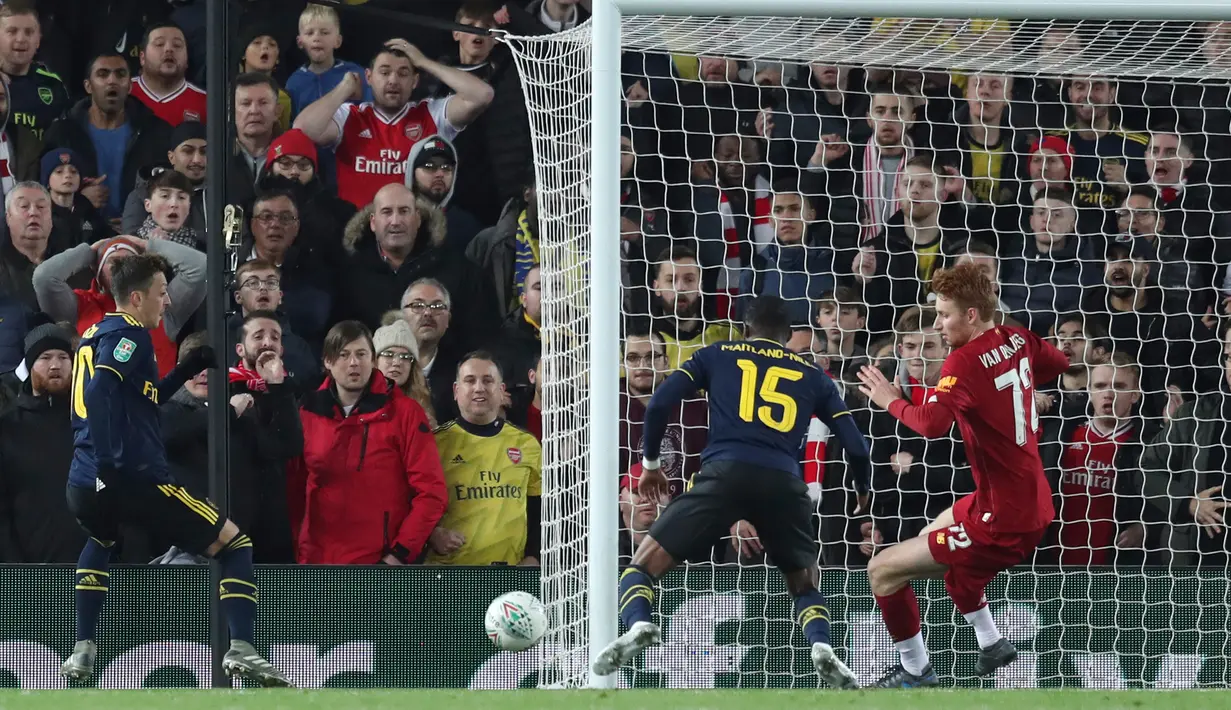 Gelandang Arsenal, Ainsley Maitland-Niles (tengah) mencetak gol ke gawang Liverpool pada laga babak 16 Besar Carabao Cup di Anfield Stadium, Rabu (30/10/2019). Berimbang 5-5 di waktu normal, Liverpool menang 5-4 dalam adu penalti dan maju ke perempatfinal . (AP/Jon Super)