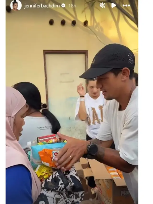 6 Potret Irfan Bachdim dan Jennifer Salurkan Bantuan Logistik Korban Banjir Bali