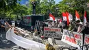 Para aktivis menampilkan visualisasi dampak buruk sampah plastik terhadap lingkungan dan kehidupan masyarakat. (JUNI KRISWANTO/AFP)