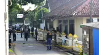 Polisi mengamankan KUA Sidareja Cilacap usai ledakan. (Liputan6.com/Muhamad Ridlo)
