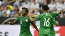 Para pemain Arab Saudi merayakan gol yang dicetak oleh Taisir Al-Jassim ke gawang Jerman pada laga uji coba di Stadion BayArena, Jumat (8/6/2018). Jerman menang 2-1 atas Arab Saudi. (AP/Martin Meissner)