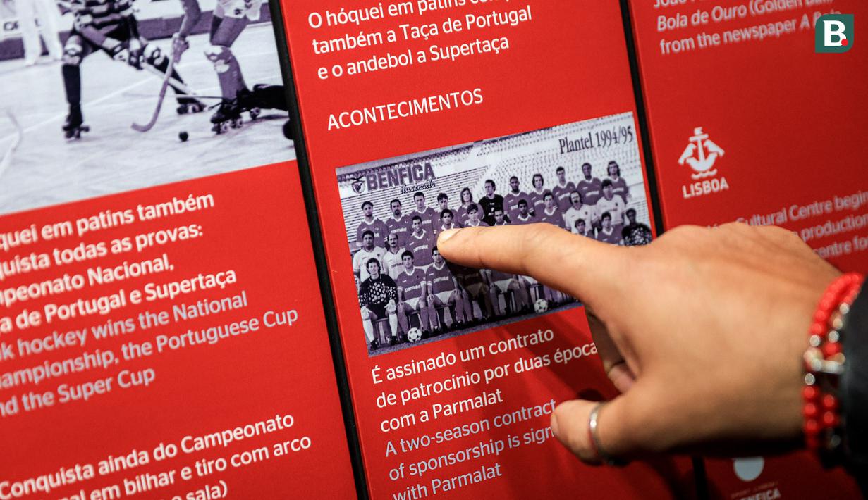 Pemain kelahiran Mozambik itu juga sempat menunjukkan foto ketika dirinya muda. Di sana juga terlihat sang legenda Benfica, Rui Costa. (Bola.com/Bagaskara Lazuardi)