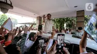 Ketua Umum Partai Gerindra Prabowo Subianto menyapa para relawan usai menghadiri acara peresmian rumah pemenangan relawan di Menteng, Jakarta, Selasa (15/8/2023).   (Liputan6.com/Faizal Fanani)