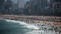 Orang-orang menikmati pantai Ipanema di tengah pandemi virus corona di Rio de Janeiro, Brasil, Minggu (6/9/2020). Warga Brasil pergi ke pantai dan bar pada akhir pekan ini memanfaatkan liburan panjang untuk menikmati kehidupan normal bahkan ketika pandemi COVID -19 merajalela. (AP Photo/Bruna Prado)