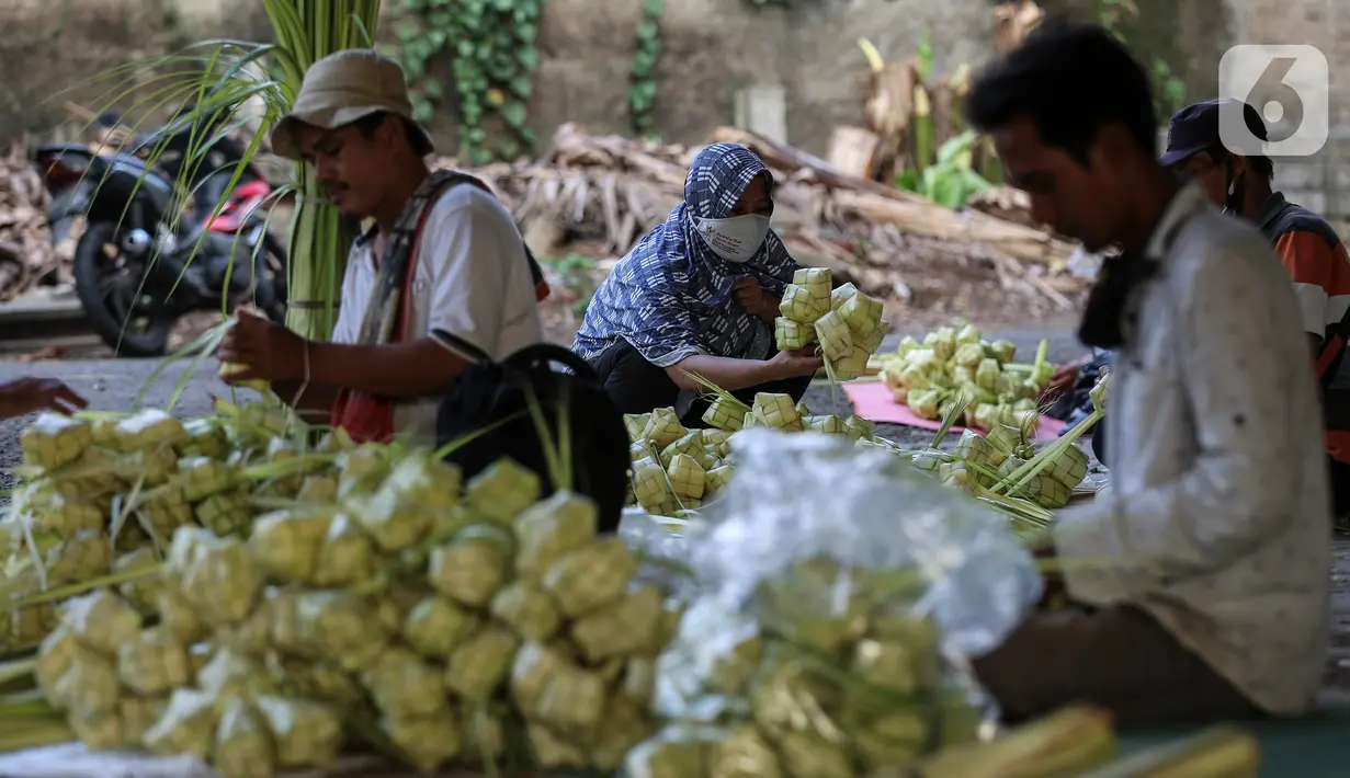 Pedagang musiman membuat kulit ketupat di bawah kolong jembatan kawasan Pesanggrahan, Jakarta, Jumat (8/7/2022). Kulit ketupat untuk perayaan Idul Adha tersebut dijual dengan harga 10ribu hingga 30ribu rupiah. (Liputan6.com/Johan Tallo)