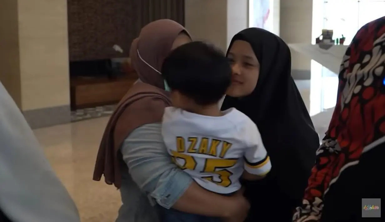 Djalu, putra sulung Irfan Hakim juga menangis kencang saat melepas kakaknya. Tak ada lagi teman bermain dan berantem di rumah selama tiga tahun. (Foto: YouTube)
