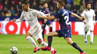 Gelandang Real Madrid, Eden Hazard, berusaha melewati pemain Levante, Jorge Miramon, pada laga La Liga di Stadion Ciutat de Valencia, Sabtu (22/2/2020). Levante menang 1-0 atas Real Madrid. (AP/Alberto Saiz)