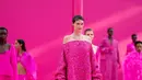 Pada musim ini, Valentino tampil dengan palet pink bersama seniman Douglas Coupland dan Pantone dengan kesan atraktif.