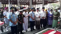 Panglima TNI Hadi Tjahjanto ziarah ke makam Presiden ke-4 RI Abdurrahman Wahid atau Gus Dur (Liputan6.com/ Dian Kurniawan)