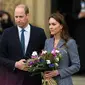 Kate Middleton dan Pangeran William meninggalkan lokasi peringatan Glade of Light di Manchester, Selasa, 10 Mei 2022. (dok. OLI SCARFF / AFP)