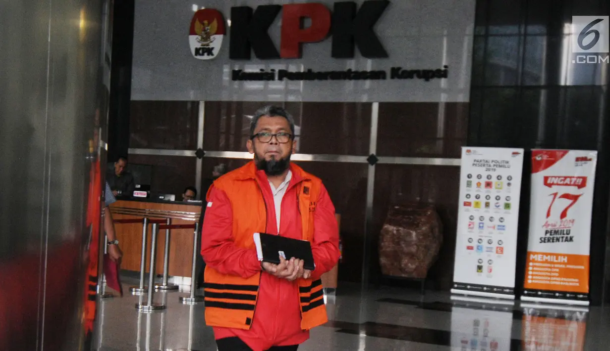 Mantan Anggota DPRD ‎Sumatera Utara, Ferry Suando Tanuray Kaban berjalan meniggalkan Gedung KPK, Jakarta, Selasa (19/2). Ferry diperiksa sebagai tersangka kasus suap yang menjerat mantan Gubernur Sumut Gatot Pujo Nugroho (Merdeka.com/Dwi Narwoko)
