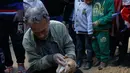Pemilik kebun binatang Fathi Jumaa saat menguburkan mayat empat anak singa di kebun binatangnya di kamp pengungsi Rafah, Gaza (18/1). Fathi mengatakan ia menutupi sangkar singa-singa dengan selimut jelang badai musim dingin. (AP Photo/Adel Hana)