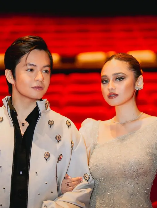 Syifa Hadju sendiri tampil anggun dengan mini dress silver yang cantik [@syifahadju]