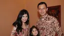 Sedangkan Annisa Pohan tampil mengenakan dress batik motif floral warna coklat kemerahan. Dress tersebut senada dengan AHY suaminya dan putrinya Almira yang masih kecil. [@annisayudhoyono]