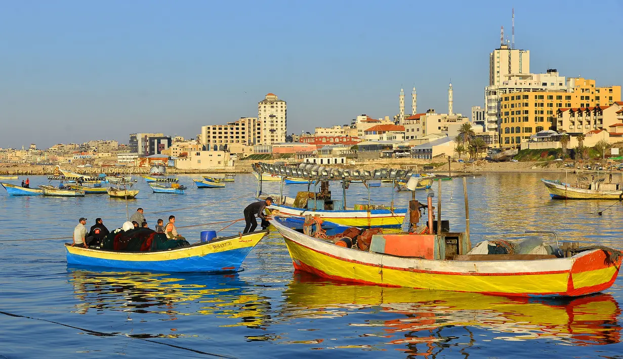 Sejumlah nelayan pergi menangkap ikan menggunakan perahu mereka di sebuah pelabuhan di Gaza, Palestina, Rabu (5/2/2020). Tentara Israel memutuskan untuk mengurangi zona penangkapan ikan yang diizinkan di lepas pantai Jalur Gaza dari 15 menjadi 10 mil laut. (Xinhua/Rizek Abdeljawad)