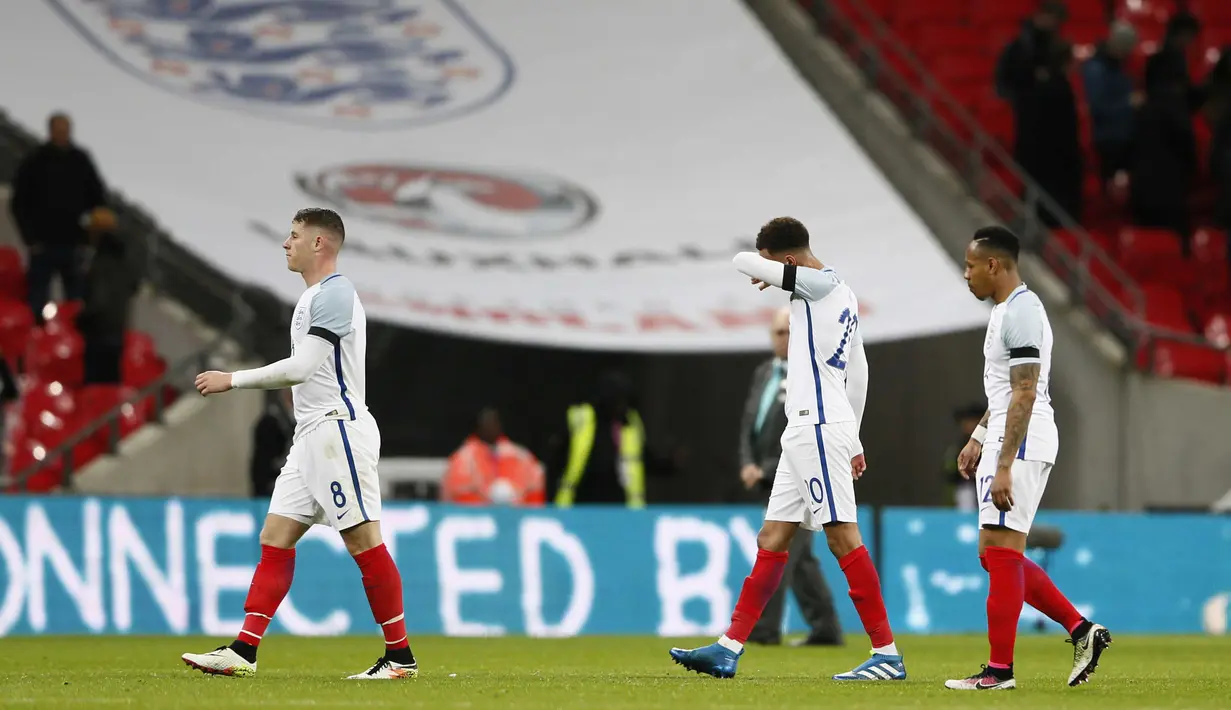  Para pemain Inggris, Ross Barkley, Dele Alli dan Nathaniel Clyne terlihat sedih usai kalah 1-2 dari Belanda pada laga persahabatan di Stadion Wembley, London, Rabu (30/3/2016) dini hari WIB. (Reuters/Stefan Wermuth)
