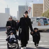 Potret Keseruan Aurel dan Atta Ajak Anak-Anak ke Jepang, Tampil dengan Outfit Serasi Setiap Saat (instagram/attahalilintar, instagram/aurelie.hermansyah)