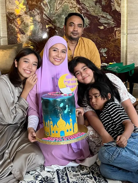 Seperti diketahui, Meisya Siregar lahir di Bandung 13 April 44 tahun lalu. Senyum bahagia bisa merayakan ulang tahun bersama orang-orang tercinta. [Instagram/meisya_siregar]