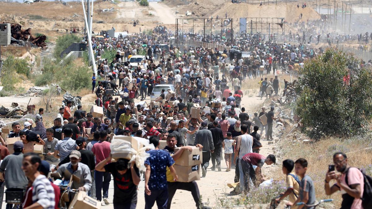 Potret Ribuan Warga Gaza Turun ke Jalan Serbu Pusat Distribusi Bantuan Kemanusiaan