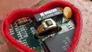 Untuk Anda yang suka dengan hal-hal yang berbau teknologi, Microchip Ring inspirasi yang tepat. Lihatlah bahkan tempat cincin didesain sedemikian hingga agar sesuai dengan model cincin.  (www.buzzfeed.com)