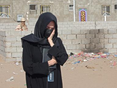 Utusan Khusus UNHCR, Angelina Jolie bereaksi di sebuah kamp untuk pengungsi internal, selama kunjungan untuk membantu menarik perhatian pada konsekuensi bencana tujuh tahun konflik pada rakyat Yaman di utara kota Aden, Yaman Selatan (6/3/2022). (AFP/Saleh Al-Obeidi)