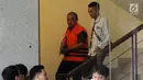 Kepala Dinas Pendidikan Kabupaten Cianjur Cecep Sobandi (kiri) usai menjalani pemeriksaan di Gedung KPK, Jakarta, Selasa (2/4). Cecep Sobandi diperiksa sebagai tersangka terkait dugaan gratifikasi atau suap Dana Alokasi Khusus (DAK) Pendidikan Kabupaten Cianjur TA 2018. (merdeka.com/Dwi Narwoko)