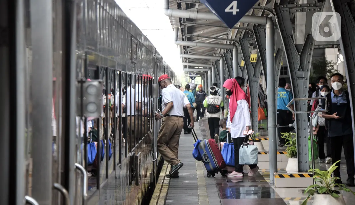 Sementara itu, 18.000 penumpang berangkat dari Stasiun Gambir dengan layanan 38 kereta. (merdeka.com/Iqbal S. Nugroho)