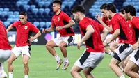 Para pemain Indonesia melakukan peregangan selama sesi latihan di Stadion Allianz, Sydney pada 19 Maret 2025. (DAVID GRAY/AFP)