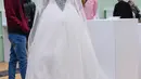 Sebuah gaun pengantin yang menjadi salah satu koleksi saat pembukaan Museum of Broken Relationships di Kosovo, Kamis (3/5). Lebih dari sekedar tempat menyimpan pemberian mantan, museum ini ingin mereka yang patah hati menjadi move on. (ARMEND NIMANI/AFP)