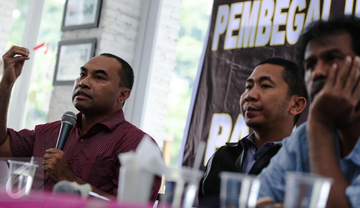 Haris Rusli Moti (kiri) memberikan paparan saat berdiskusi mengenai kisruh Freeport di Jakarta, Minggu (6/12/2015). Dialog tersebut bertema "Pembegal UUD dan UU Minerba Vs Papa Minta Saham". (Liputan6.com/Faizal Fanani) 