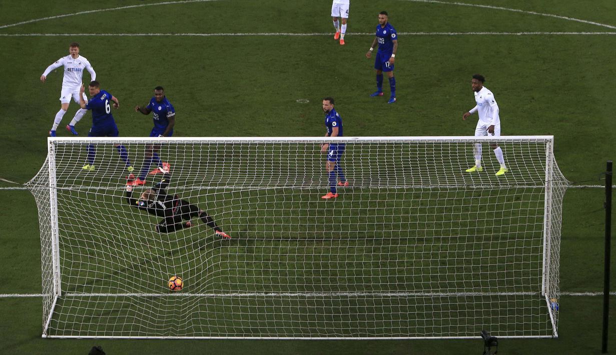 Tembakan pemain Swansea City, Alfie Mawso (kiri) tak mampu dibendung kiper Leicester City, Kasper Schmeichel pada lanjutan Premier League di Liberty Stadium, Swansea, Wales,  (12/2/2017). Swansea menang 2-0. (Nick Potts/PA via AP)