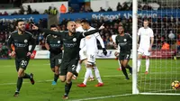 Pemain Manchester City, David Silva merayakan gol ke gawang Swansea City pada lanjutan Premier League, di Liberty Stadium, Rabu (13/12). Man City mencatatkan rekor 15 kemenangan berturut-turut usai menang dengan skor 4-0. (Nick Potts/PA via AP)