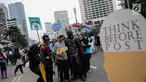 Massa yang tergabung dalam Siber Kreasi mengadakan kampanye anti hoax saat Car Free Day di Sudirman, Jakarta, Minggu (9/12). Siber Kreasi mengajak masyarakat untuk lebih cermat dalam membaca dan menyebarkan berita di medsos. (Liputan6.com/Faizal Fanani)