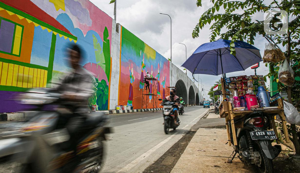 Pengendara motor melintasi mural yang dibuat di Flyover Gaplek, Tangerang Selatan, Rabu (10/3/2021). Konsep muralnya adalah "Tangsel Membangun". (Liputan6.com/Faizal Fanani)