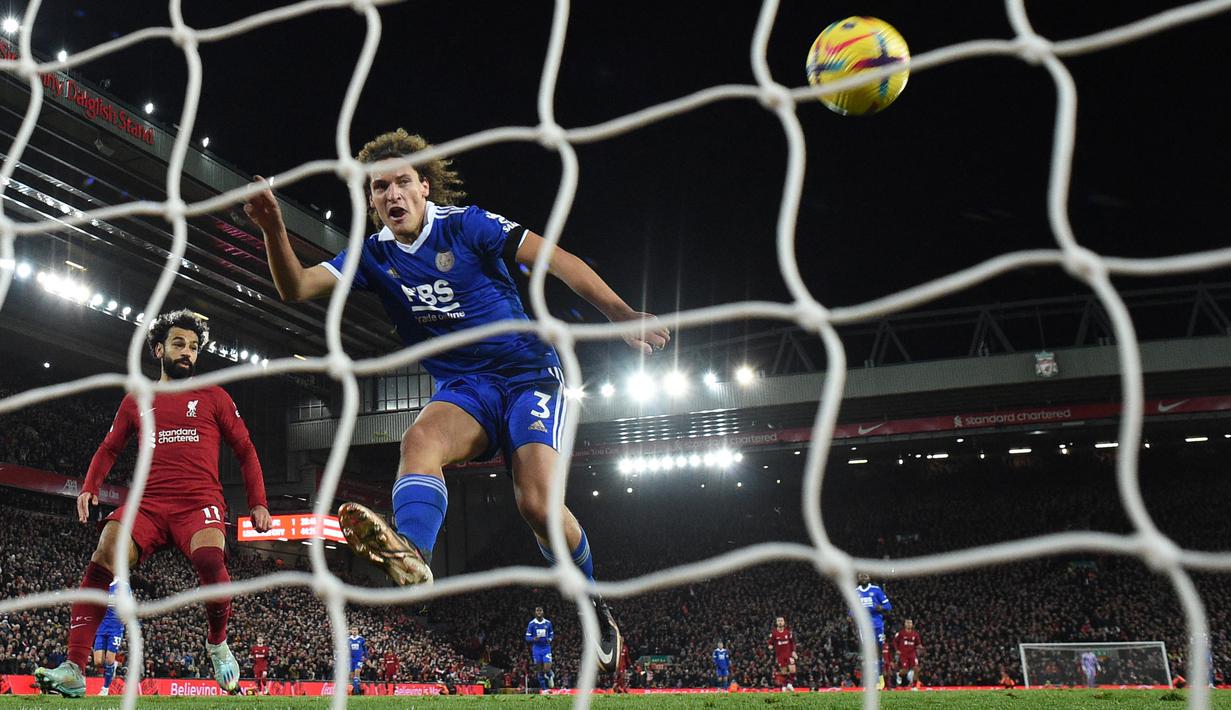 Nasib sial Wout Faes kembali menimpanya pada menit ke-45. Niat hati membuang bola tendangan Darwin Nunez yang membentur tiang gawang, pemain berkebangsaan Belgia ini malah menceploskan bola ke gawangnya sendiri. Skor pun berubah menjadi 2-1. (AFP/Oli Scarff)