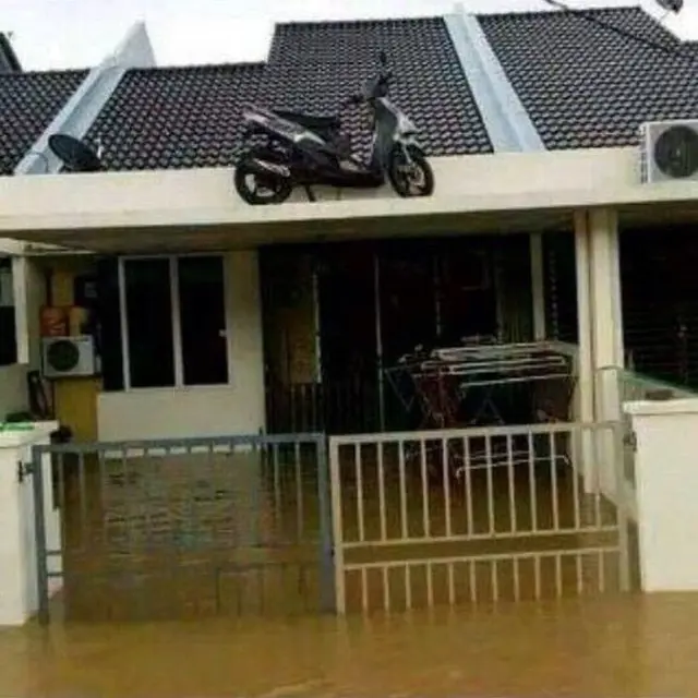 6 Potret Parkir Motor di Ketinggian Ini Nyeleneh, Bikin Mikir Keras